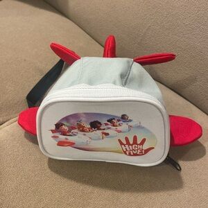 TURKISH AIRLINES HIGH FIVE KIDS Travel kit includes headphones and toothbrush